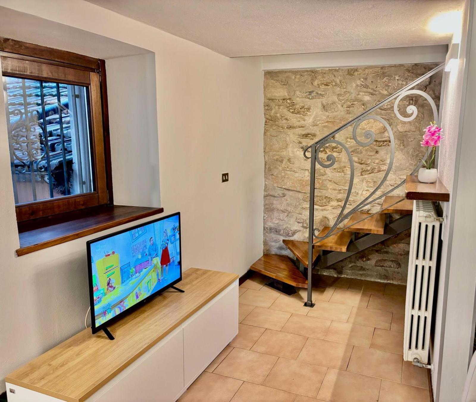 Vittoria Holiday House - Tulip Apartment And Tulip Room Стреза Екстериор снимка
