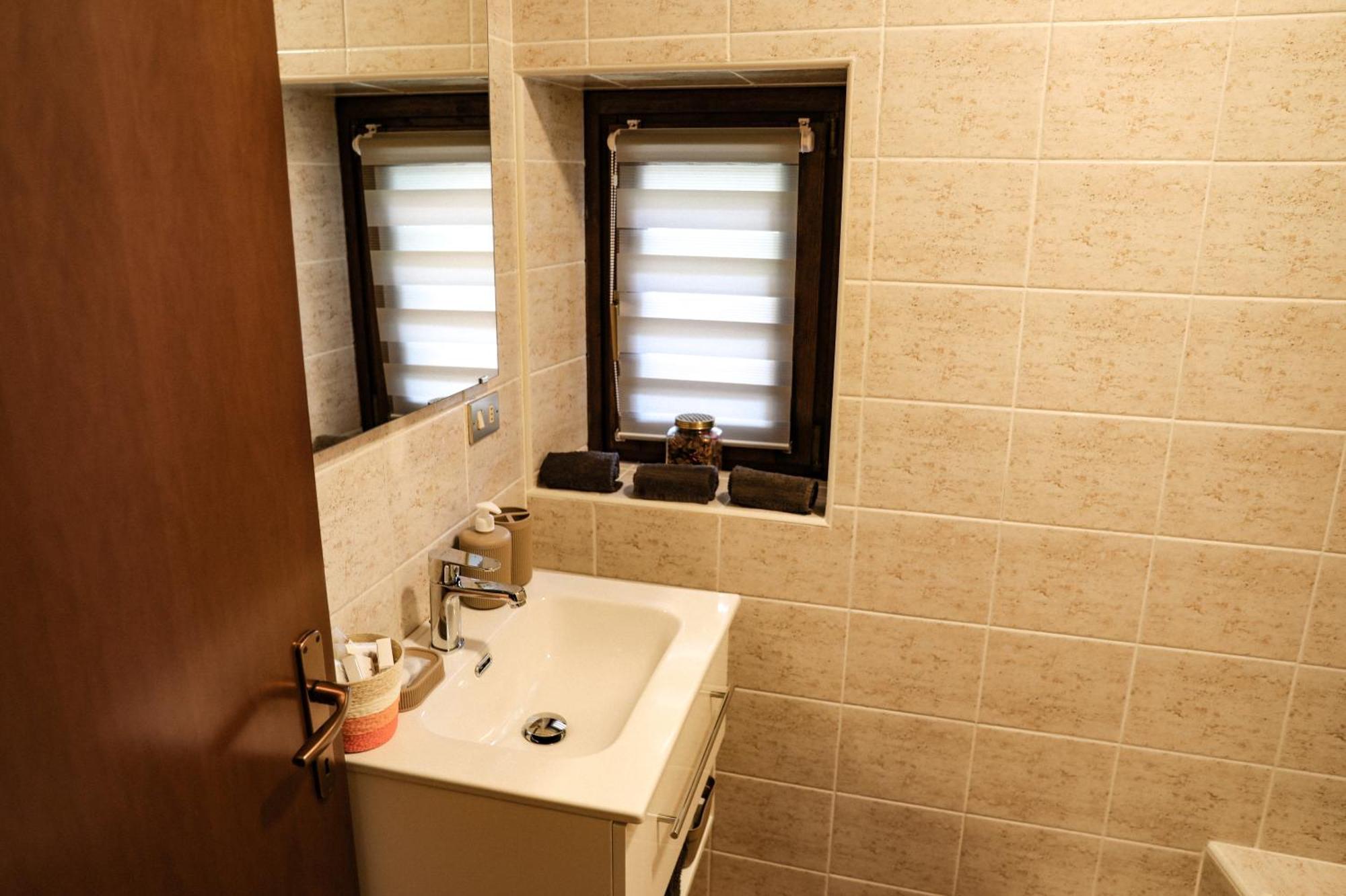 Vittoria Holiday House - Tulip Apartment And Tulip Room Стреза Екстериор снимка