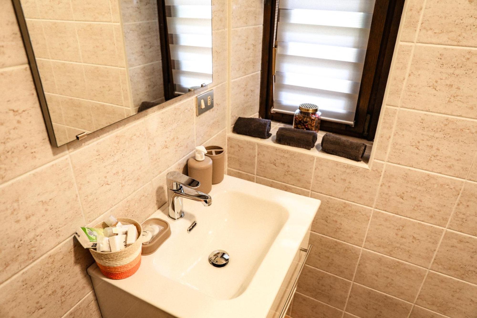 Vittoria Holiday House - Tulip Apartment And Tulip Room Стреза Екстериор снимка