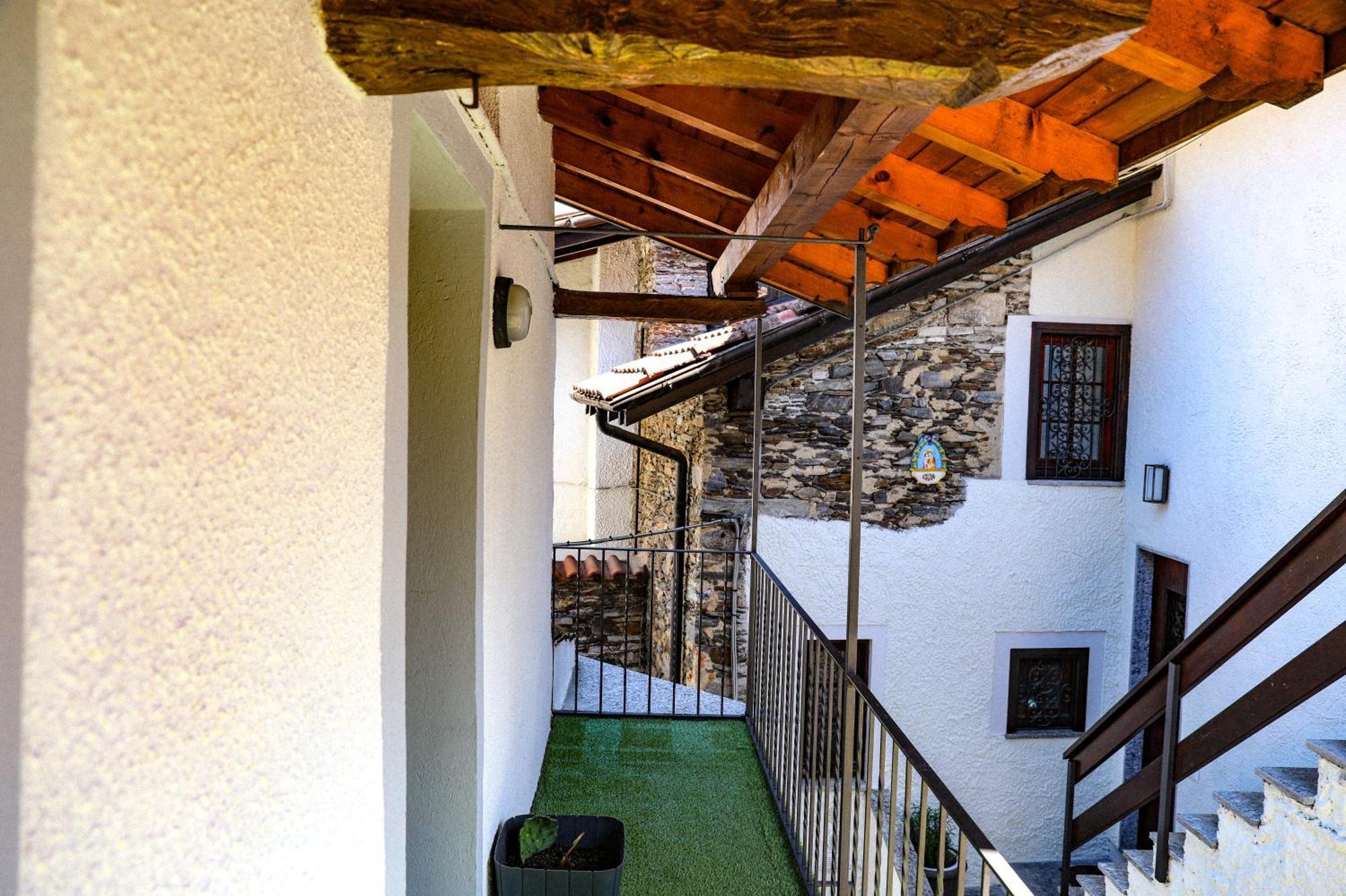 Vittoria Holiday House - Tulip Apartment And Tulip Room Стреза Екстериор снимка
